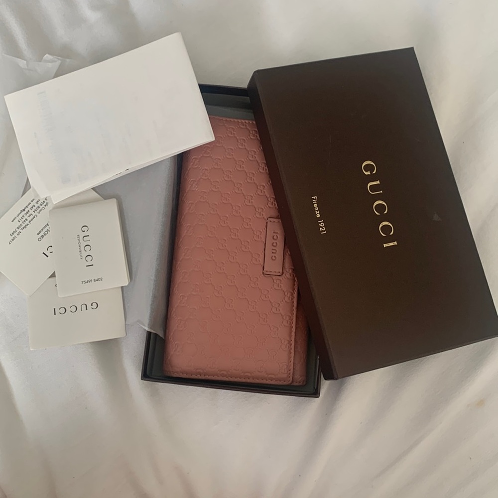 Gucci pink color wallet. Per loved condition. Minor sign of wear